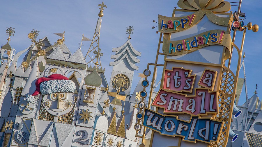 It's a Small World en Disneyland. Esta atracción puedes disfrutarla sin usar el Genie+. Recuerda que uno de los tips para usar el Genie+ es hacer uso de las filas regulares 