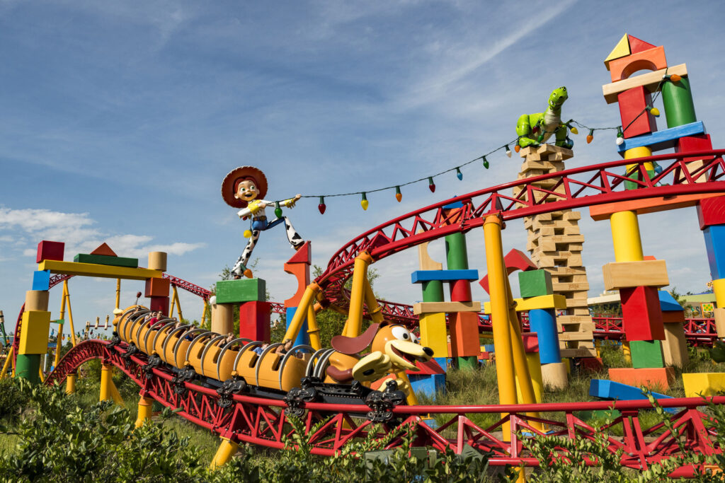 Slinky Dog Dash, montaña rusa roja donde viajas a bordo de Slinky a través de decoraciones de juguetes gigantes como si estuvieras en el patio de Andy. Es una de las atracciones de Hollywood Studios que no te puedes perder