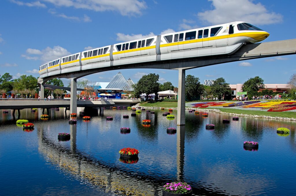 Monorail pasando por Epcot decorado con flores durante primavera, una mejor temporada para viajar a Disney World
