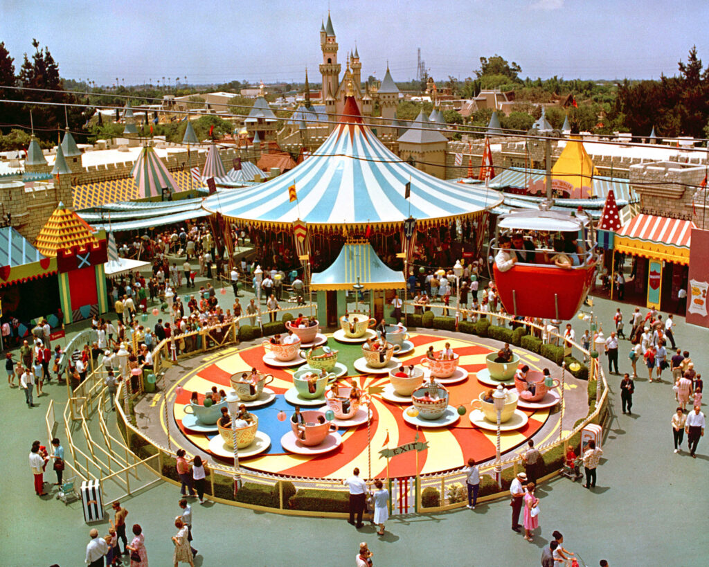 Mad Tea Party en su versión original. Carrusel y castillo de fondo. Foto de los primeros años de apertura de Disneyland