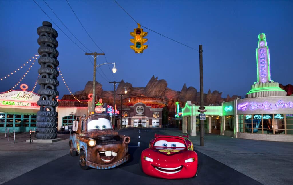 Cars Land con Mate y Rayo McQueen. Se localiza en Disneyland y es otra de las diferencias más notables entre Disneyland y Disney World