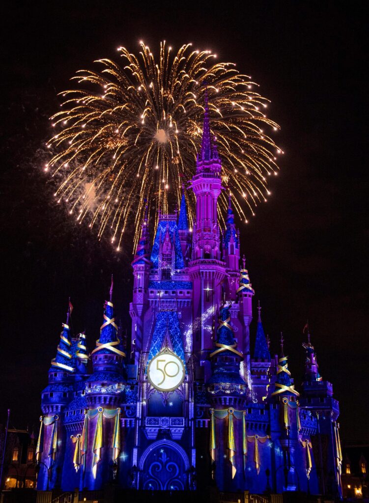 Castillo de la Cenicienta en el espectáculo nocturno de Magic Kingdom. Esta es una diferencia entre Disneyland y Walt Disney World, ya que Disneyland tiene el castillo de la Bella Durmiente