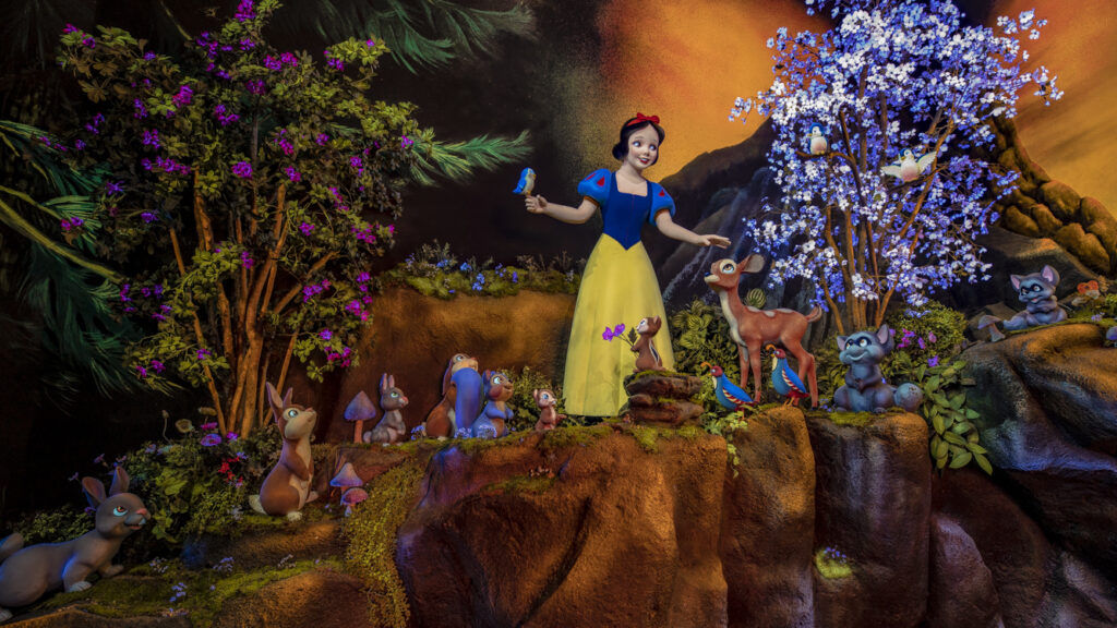 animatronics de Blanca Nieves y animales con un bosque de fondo. Atracción que existe desde la apertura de Disneyland y ha sido remodelada varias veces