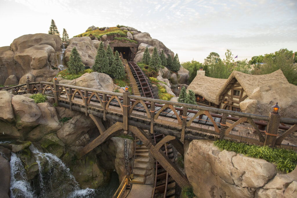 Una de las atracciones más emocionantes de Disney World: Seven Dwarfs Mine Train