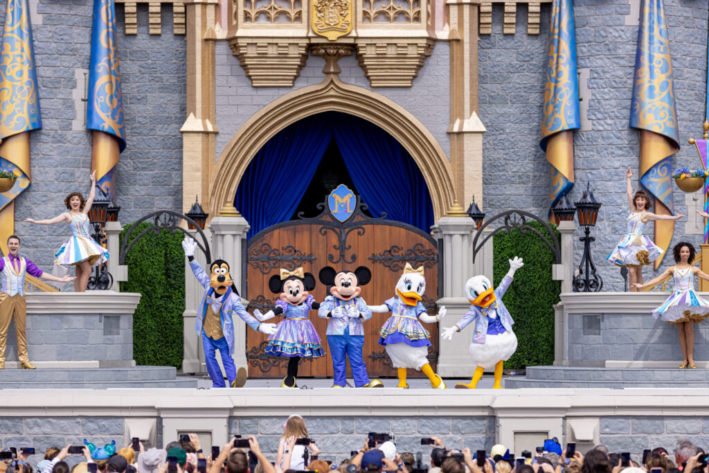 Una manera de conocer personajes en Disney World es en espectáculos. Frente al castillo de la Cenicienta se presentan varios shows a lo largo del día donde Mickey, Minnie, Daisy, Donald, Goofy y otros personas clásicos de Disney hacen apariciones.
