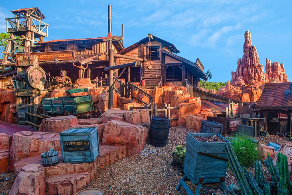 Big Thunder Mountain Raildroad. Atracción en Magic Kingdom. Construcciones de madera y entrada a una mina: toda su historia y decoración es uno de los datos curiosos de Disney World