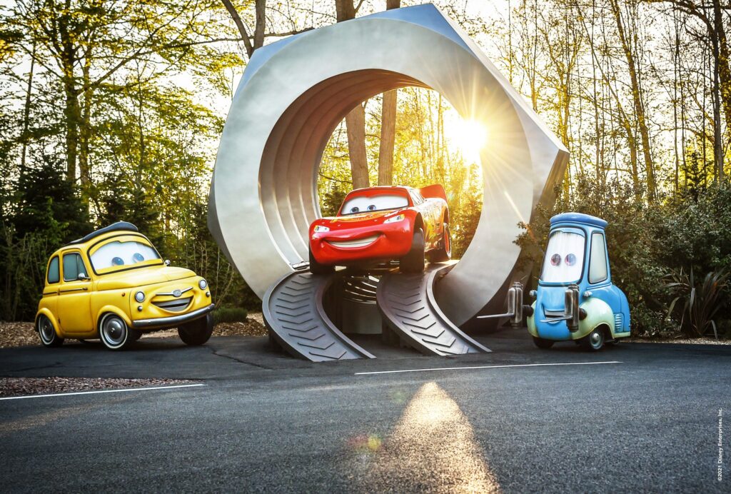 Escenografía de Cars Roadtrip donde se muestra el Rayo McQueen, Guido y Luigi. Es una de las atracciones exclusivas de Disneyland Paris
