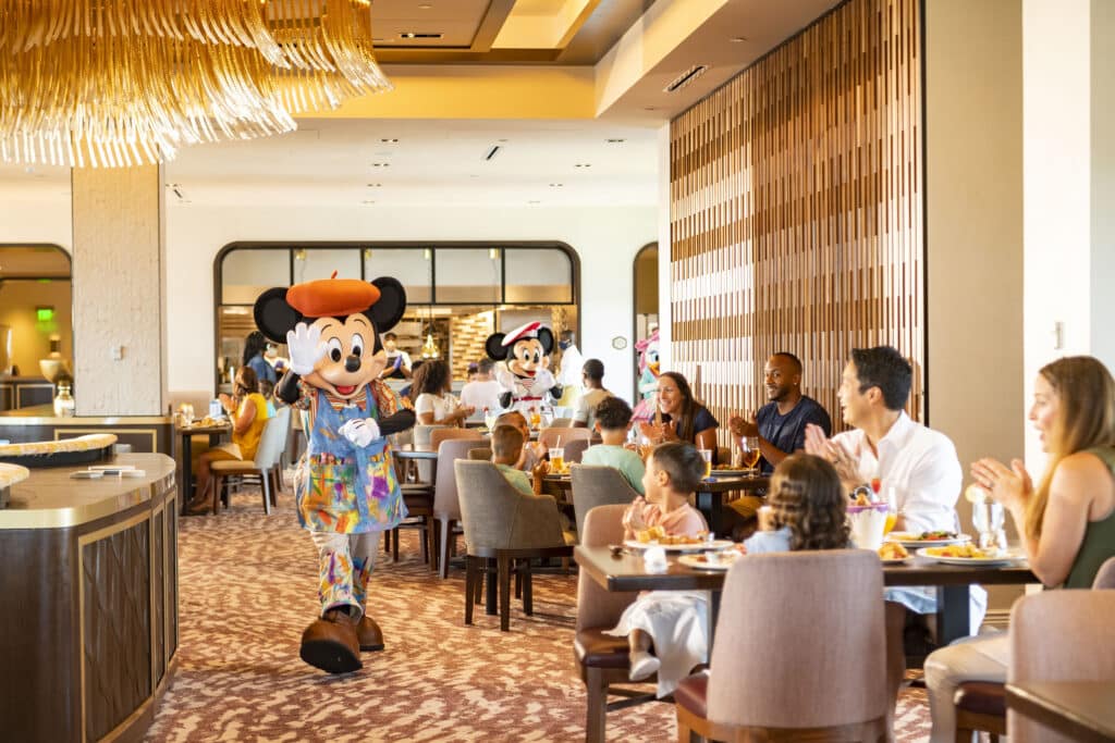 Restaurante con apariciones de Mickey y Minnie. Dependiendo de las opciones de restaurante que elijas será cuánto cuesta comer en Disney