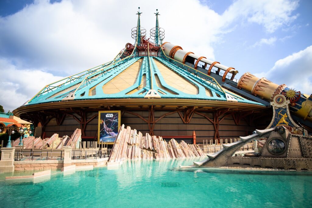 Fachada de Hyperspace Mountain, una de las atracciones exclusivas de Disneyland Paris