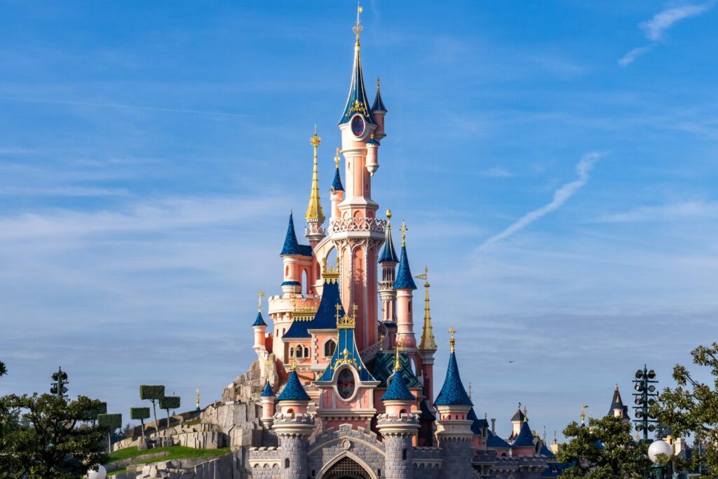 Castillo de la Bella Durmiente de Disneyland Paris. Es una de las atracciones exclusivas de Disneyland Paris, ya que en su interior puedes ver al dragón 