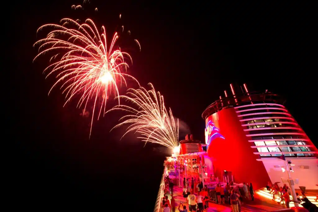 Experiencias de Disney Cruise Line imperdibles: ver fuegos artificiales en medio del mar