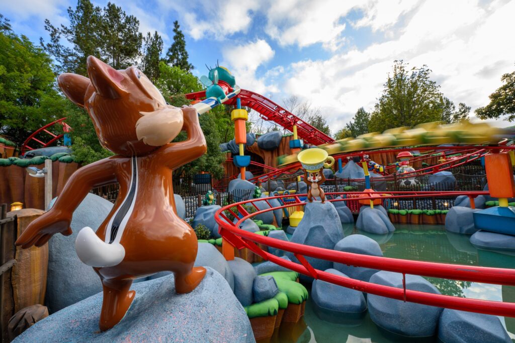 Montaña rusa Chip 'n' Dale's GADGETcoaster. Esta es una de las mejores atracciones para niños en Disneyland. Decoración de Chip y Dale, vías rojas y artículos de la inventora Gadget acompañan el paseo.