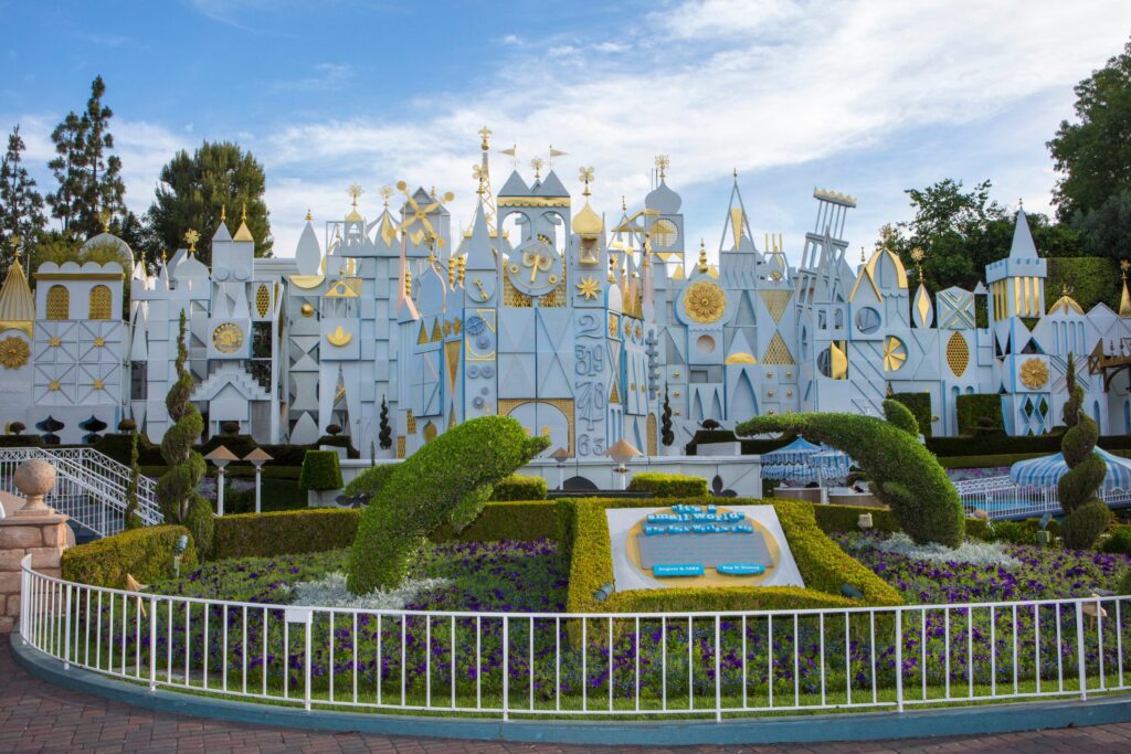 fachada de It's a Small World, pintada de blanco con toques dorados. Es una de las mejores atraccioens para niños en Disneyland