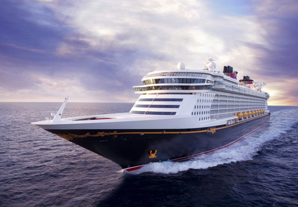 barco Disney Dream navegando por el mar. Es uno de los 5 barcos de Disney Cruise Line