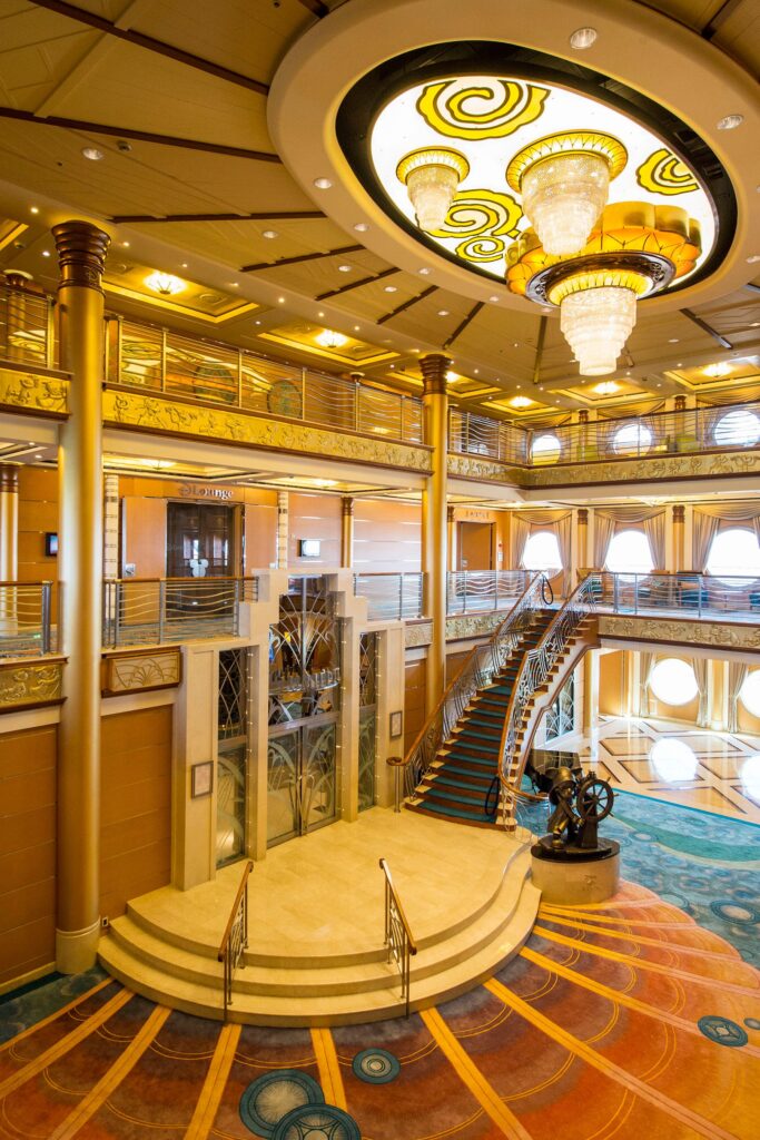 Atrio del Disney Magic, uno de los 5 barcos de Disney Cruise Line
