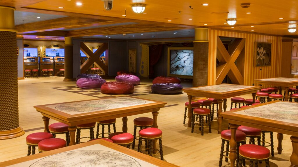 Mesas de trabajo en Oceaneer's Club, uno de los clubes de niños en los cruceros de Disney