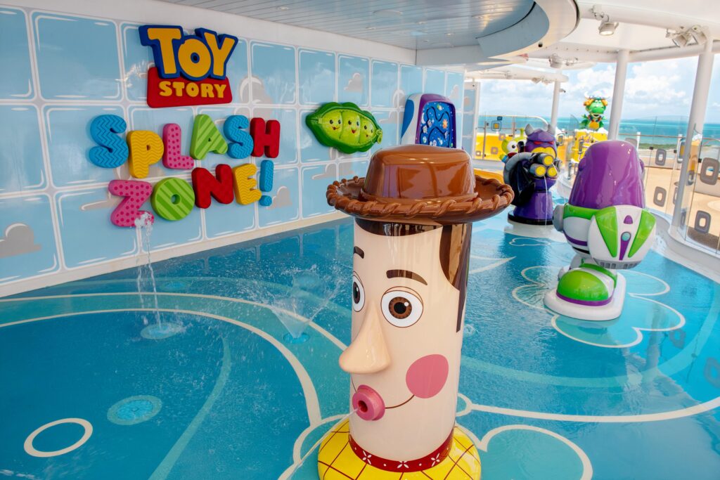 Zona de agua para niños con decoración de Toy Story. Otra de las cosas que hacer en un crucero de Disney