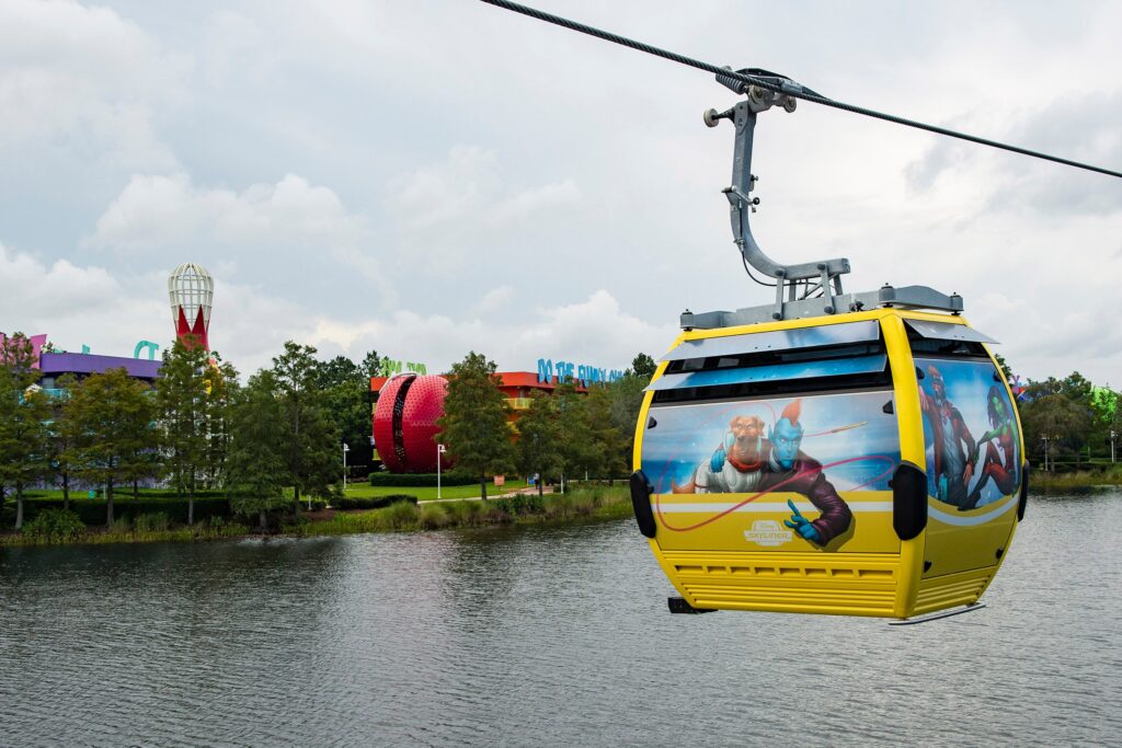 Góndola de Skyliner. Algunos Hoteles en Disney World ofrecen este transporte gratuito para llegar a Epcot y a Hollywood Studios 