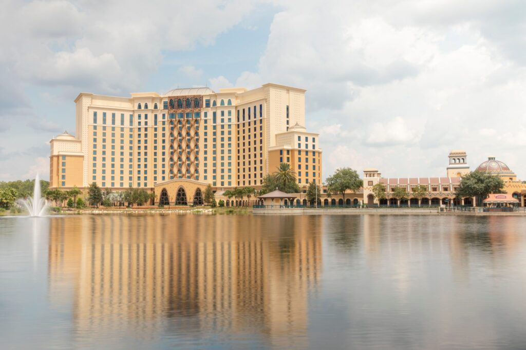 Torre del hotel Coronado Springs a la orilla de un lago. Es uno de los hoteles en Disney World de categoría Moderate