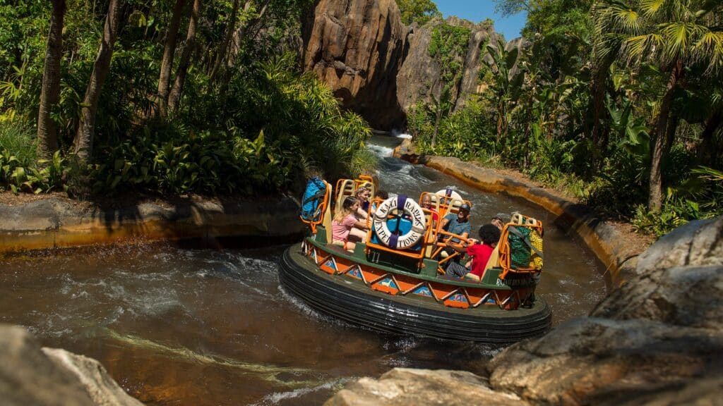 Kali River Rapids. Lancha en forma de llanta navegando por un río rápido. Es una de las atracciones más emocionantes de Disney World