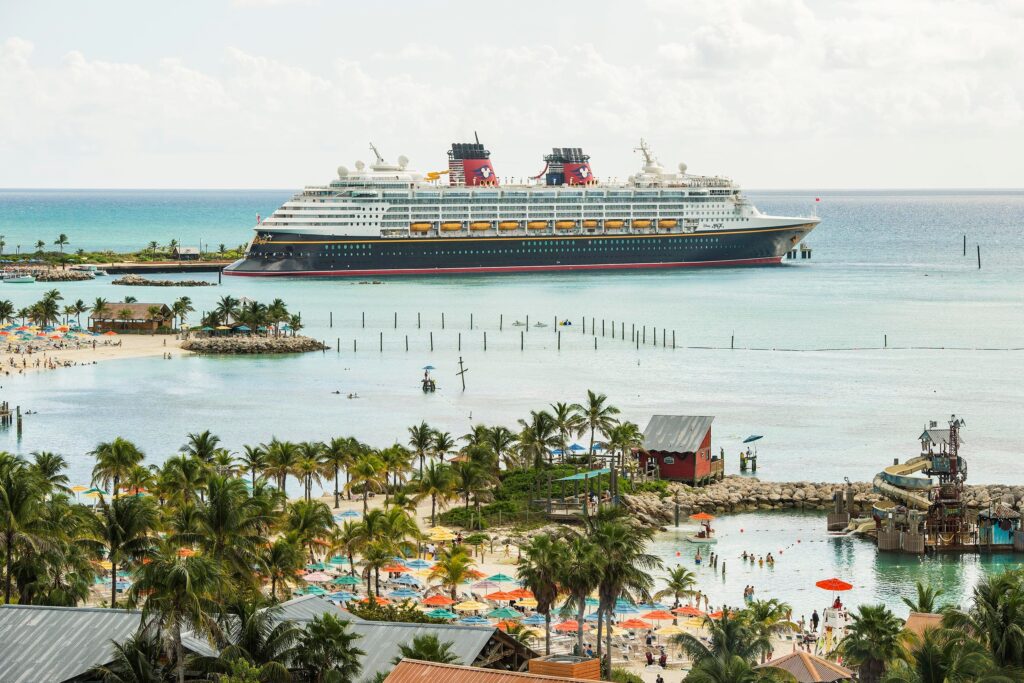 Disney Magic estacionado en Castaway Cay, la isla privada de Disney en Bahamas El Disney Magic tiene los mejores Itinerarios de Disney Cruise Line en 2024 por Bahamas. Te llevará a las 2 islas privadas de Disney. 
