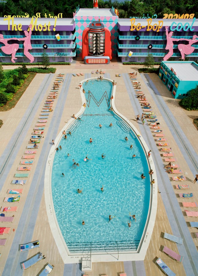 Piscina con forma de pino de boliche del hotel Pop Century Resort, uno de los hoteles económicos de Disney World.