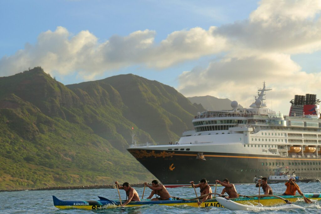 Disney Wonder en Hawai. Los Itinerarios de Disney Cruise Line en 2024 que llevan a Hawai salen de Vancouver. También hay transpacíficos que conectan Australia con Hawai