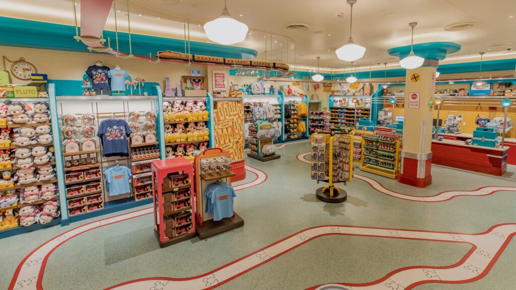 Foto de una tienda en Mickey's Toontown en Disneyland. Aquí se muestran cosas que puedes comprar en los parques de Disney, como peluches, playeras, juguetes, imanes, fundas para celular, etc.