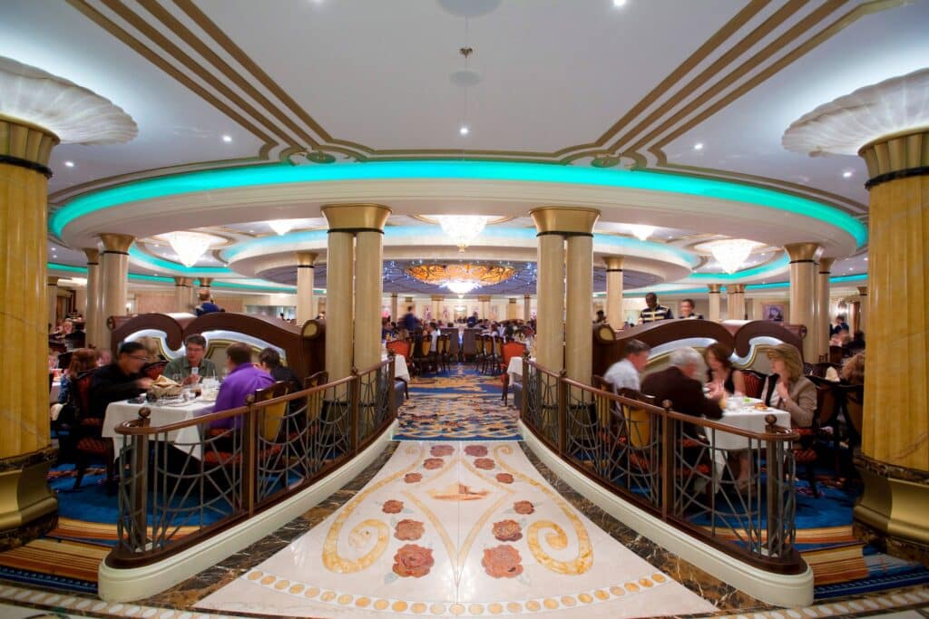 Restaurante Royal Palace en el Disney Dream, uno de los restaurantes que aplica en las cenas rotativas en cruceros Disney