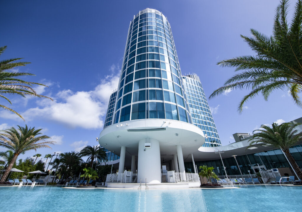 Fachada de Aventura Hotel y su alberca. Es uno de los hoteles de Universal Orlando Resort