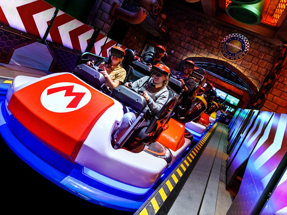 Vehículos con forma de kart de Mario del videojuego Mario Kart. Interior de la atracción de Super Nintendo World Mario Kart: Bowser's Challenge