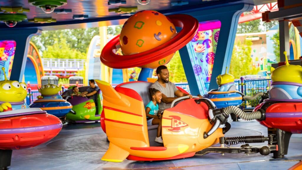 En una de las atracciones para niños de Hollywood Studios más alegres, los niños y adultos se divierten dando giros inesperados con los aliens de Toy Story