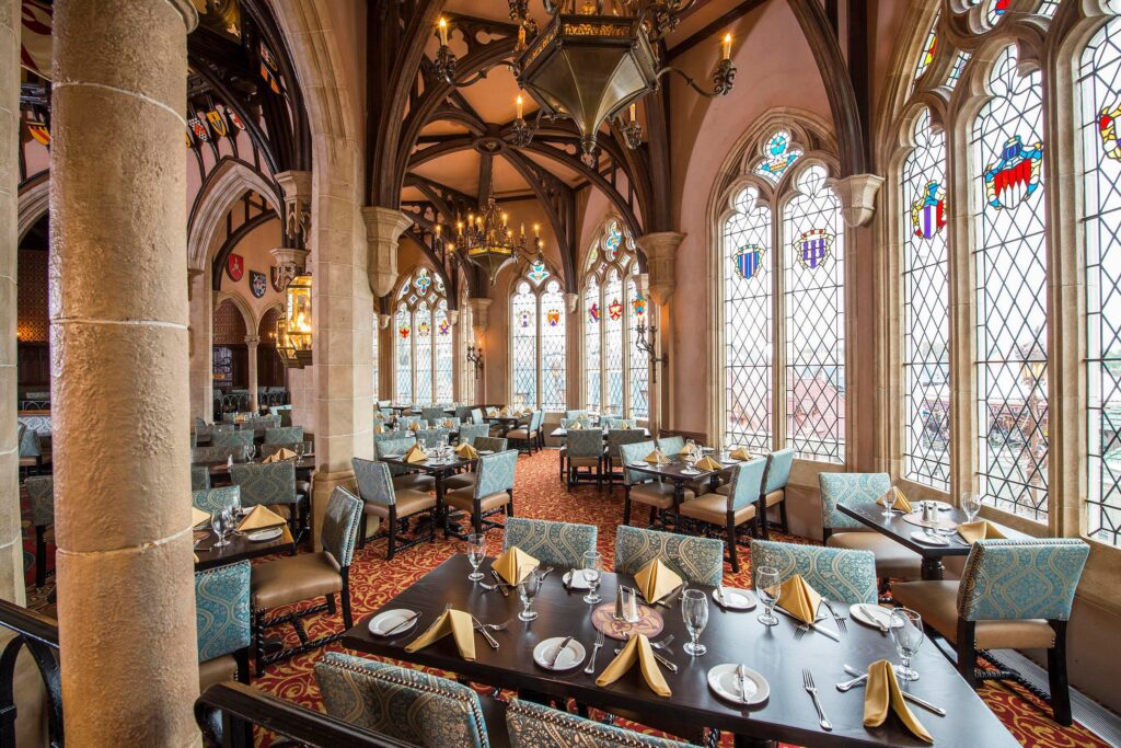 Cinderella's Royal Table es uno de los restaurantes con personajes de Disney World más cotizados por ser dentro del castillo de la Cenicienta