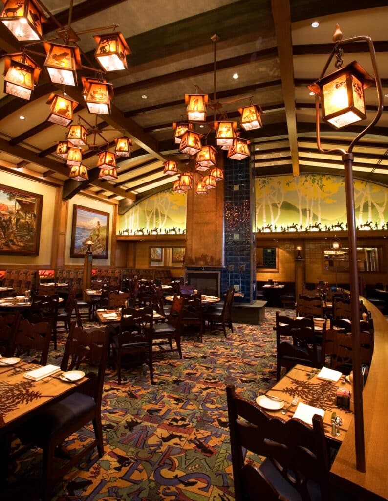 Interior del Storyteller's Café en el Grand Californian Hotel. Este es uno de los restaurantes con personajes en Disneyland, que sólo están presentes durante el desayuno