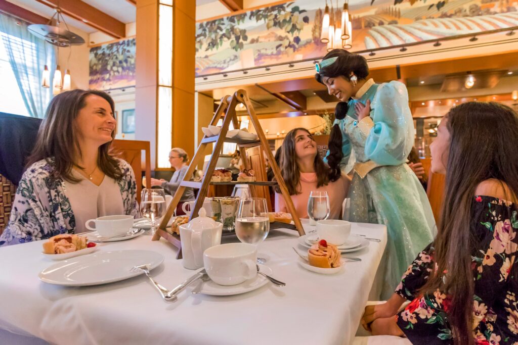 Jazmín saludando a unas visitantes en el restaurante Napa Rose, uno de los restaurantes con personajes en Disneyland Resort