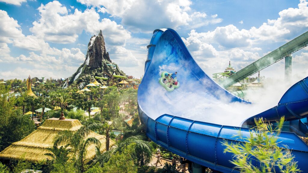 Una de las diferencias más notorias entre Universal Studios Hollywood y Universal Orlandom es que Orlando tiene 3 parques, incluyendo el acuático Volcano Bay