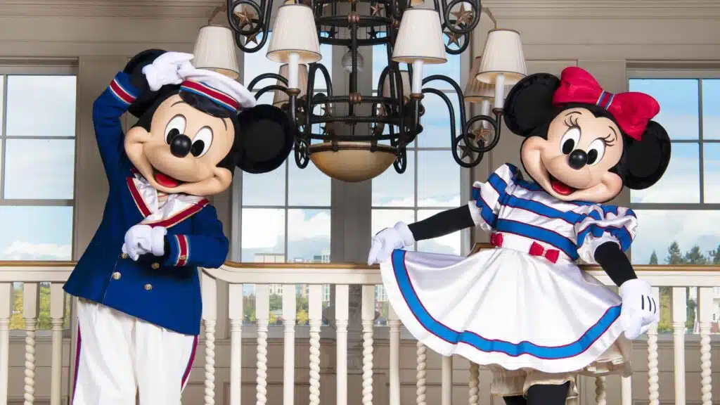 Mickey y Minnie Mouse con atuendo náutico en Newport Bay Club, uno de los hoteles de Disneyland Paris