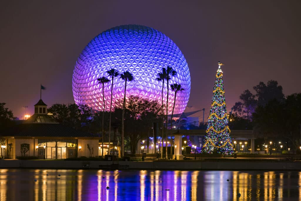 Durante la Navidad en Disney World, Spaceship Earth se ilumina con esta temática