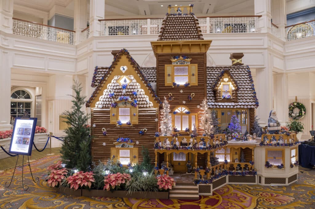 Casa de jengibre durante la navidad en Disney World en un hotel del resort