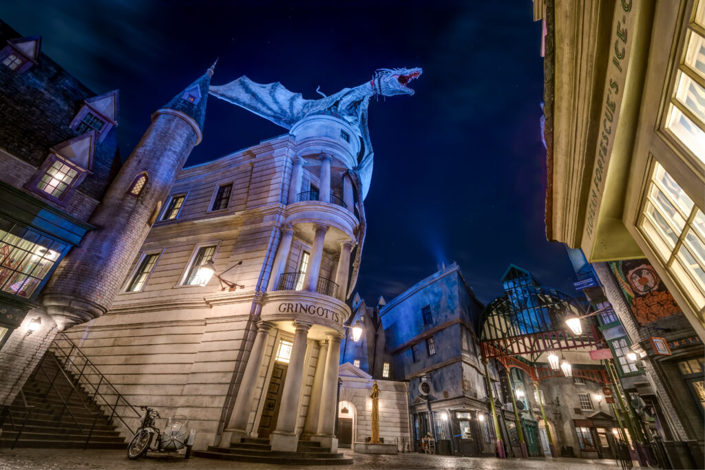 Fachada de Gringotts, dentro hay una atracción exclusiva del Mundo de Harry Potter en Universal Orlando