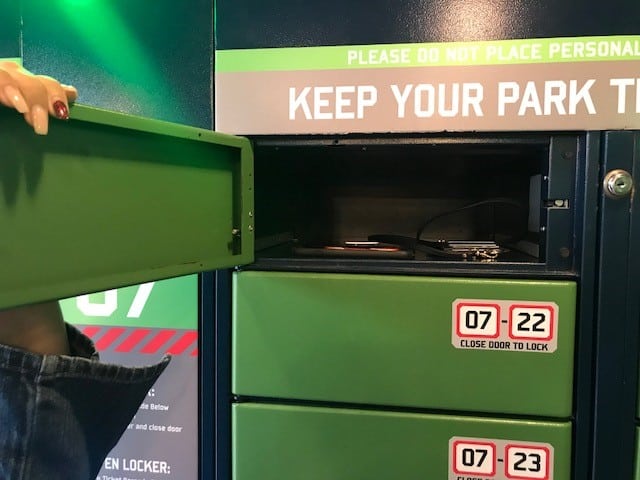 Tips para visitar Universal Orlando: Encontrar los lockers gratuitos en las atracciones que no permiten ingresar con mochilas ni objetos sueltos