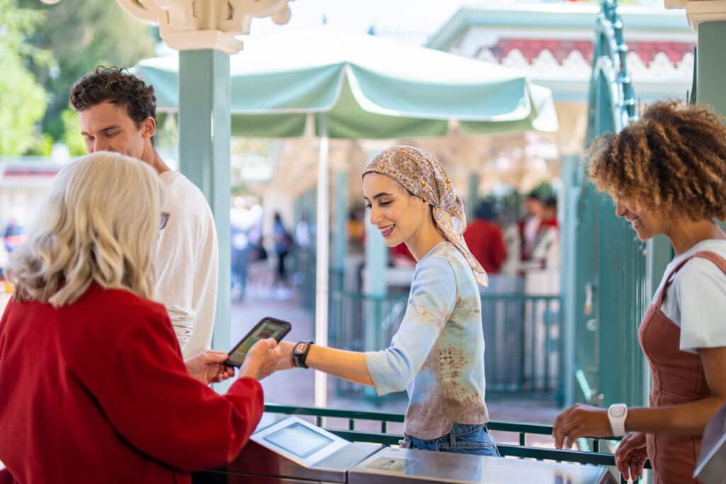 Visitantes entrando a Disneyland con una MagicBand+, una de las cosas para que sirven las magicband+