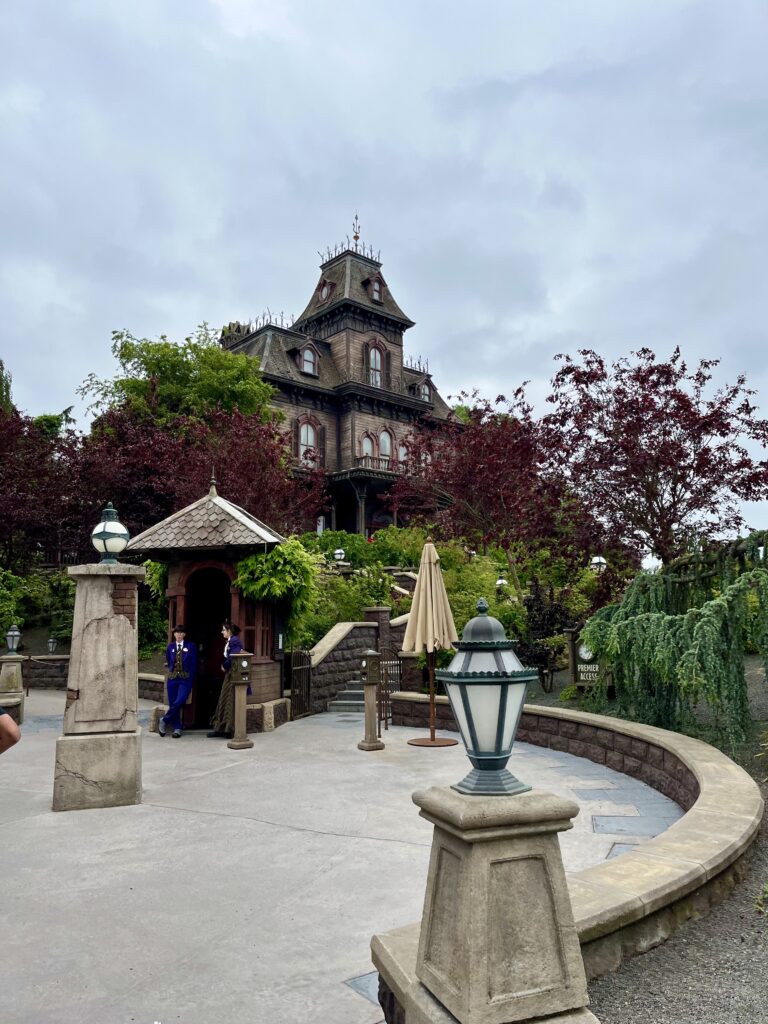 Fachada de Phantom Manor y la entrada de Premier Access a la atracción. Así puedes evitar filas en Disneyland Paris