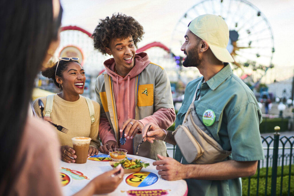 Visitantes disfrutando de los platillos especiales de California Adventure Food and Wine Festival, uno de los eventos en Disneyland 2025