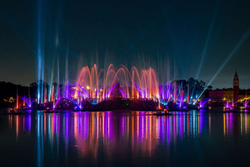 Disfruta de un show de luces, fuentes, proyecciones, música y fuegos artificiales acompañado de una elegante cena con uno de los Dining Packages en Disney en Epcot