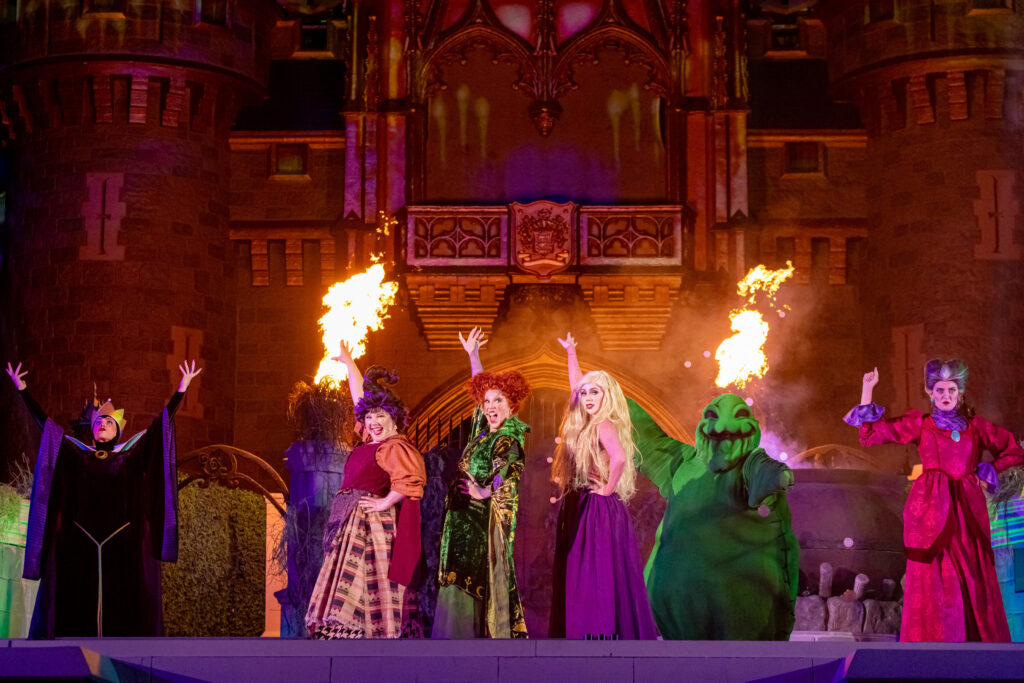 El show Hocus Pocus Villain Spelltacular estará de vuelta en Mickey’s Not-So-Scary Halloween Party 2025