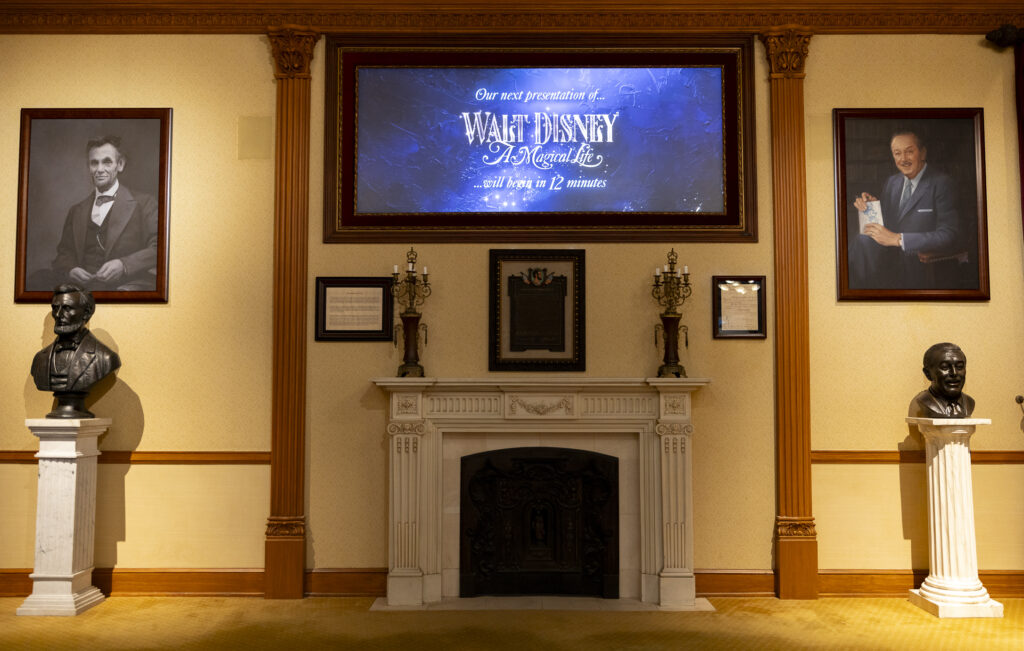 Vestíbulo antes de entrar a Walt Disney A Magical Life, con la exhibición Evolution of a Dream