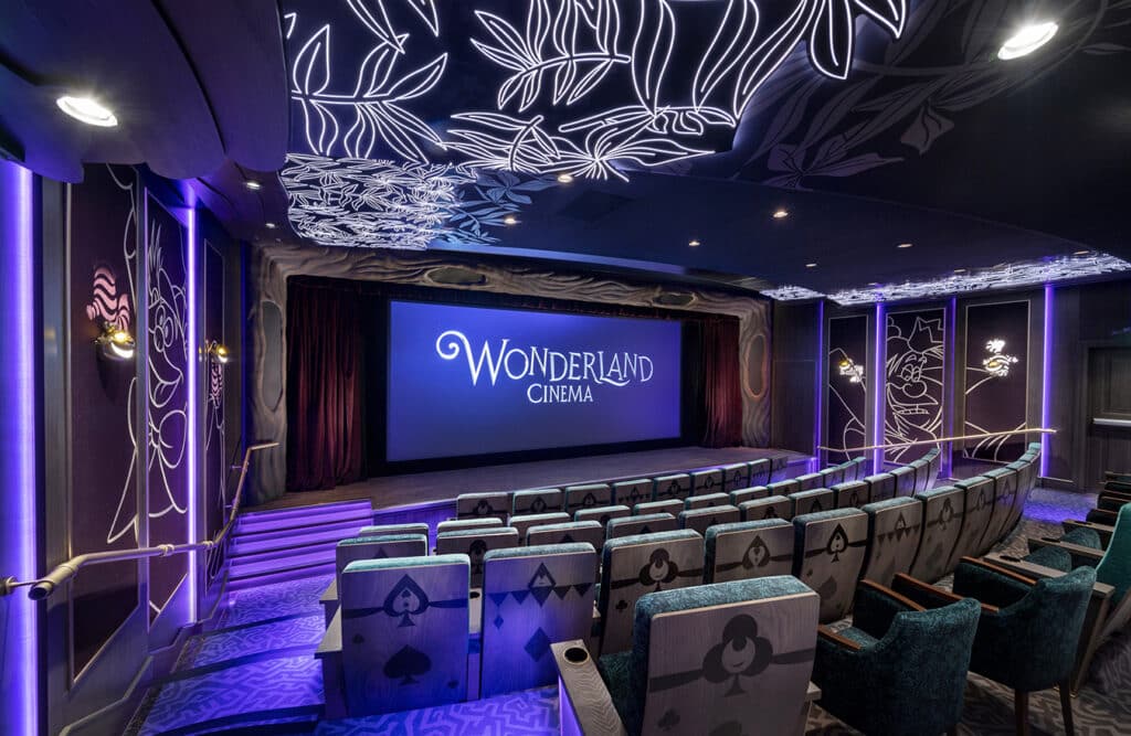Interior del Wonderland Cinema que estará a bordo del Disney Destiny.
