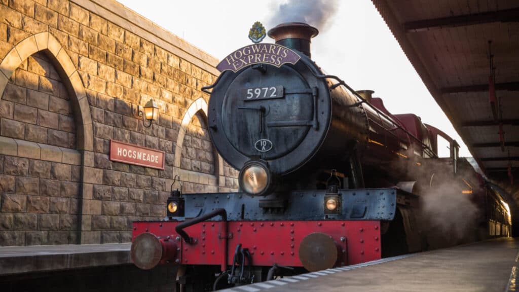 El Hogwarts Express te lleva de una zona a otra del Mundo de Harry Potter en Universal Orlando