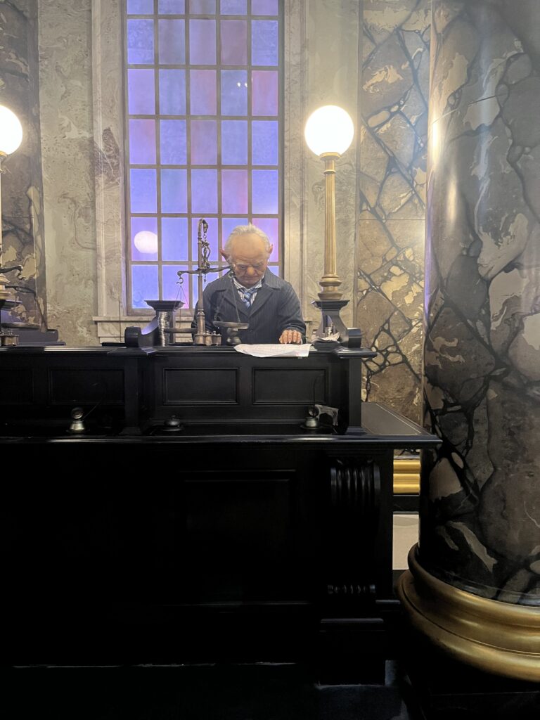 Interior de Gringotts, escenografía de la fila de una de las atracciones más intensas de Universal Orlando: Harry Potter and the Escape of Gringotts